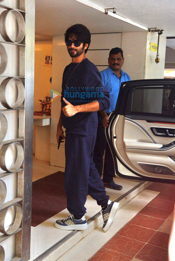 Photos Shahid Kapoor spotted in Khar (2)
