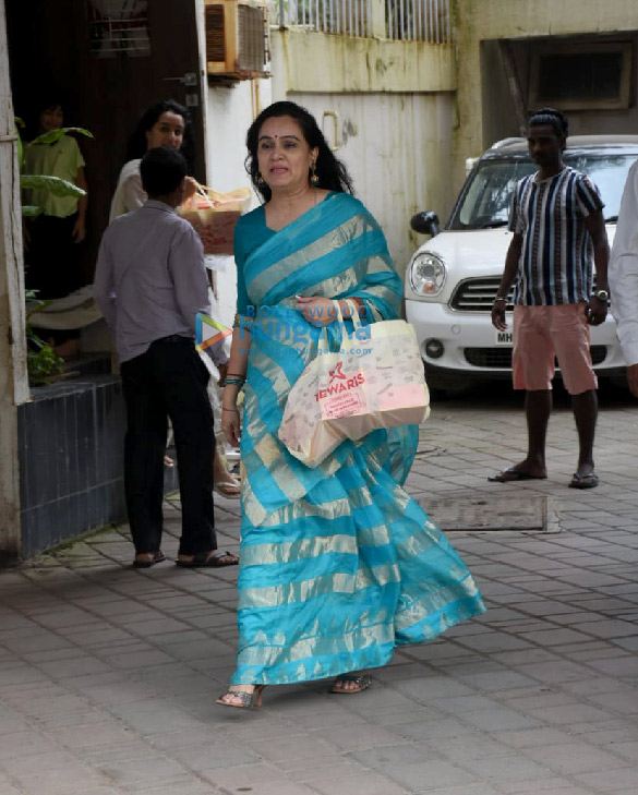 photos shraddha kapoor padmini kolhapure and tejaswini kolhapure snapped in juhu 3