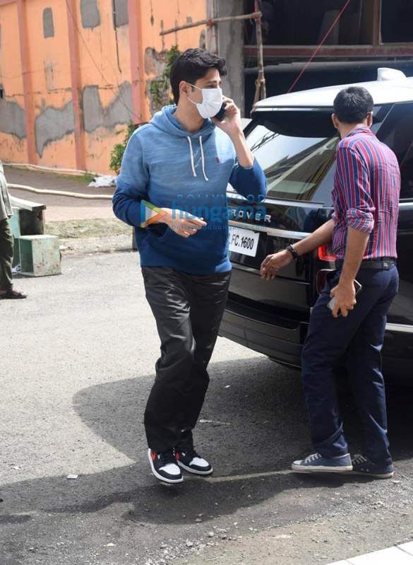photos siddharth malhotra snapped in bandra 2