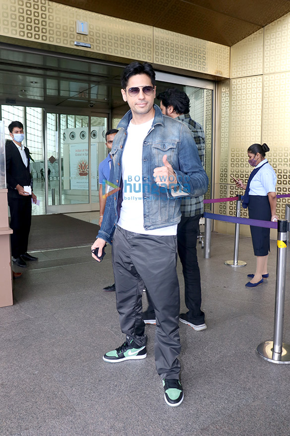 photos sidharth malhotra sonu sood karishma tanna and others snapped at the airport 1