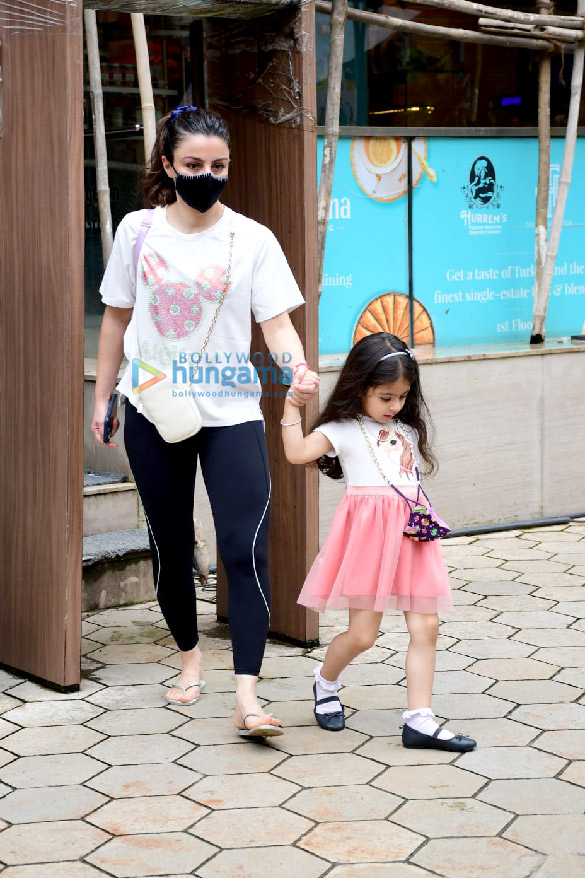 Photos Soha Ali Khan Spotted With Daughter Inaaya Naumi Kemmu Outside Foodhall In Santacruz 1204