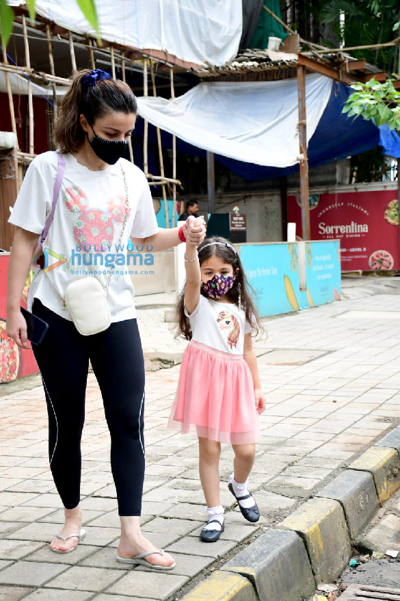 photos soha ali khan spotted with daughter inaaya naumi kemmu outside foodhall in santacruz 3