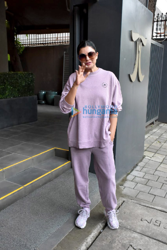 photos sushmita sen snapped with her daughter and rohman shawl at santacruz 5