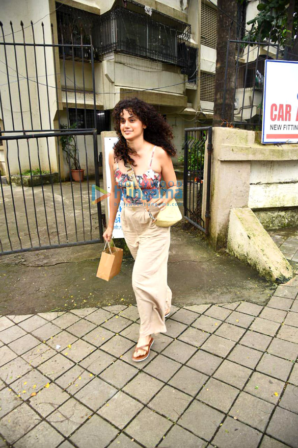 photos taapsee pannu snapped at kromakay salon in juhu 1 3