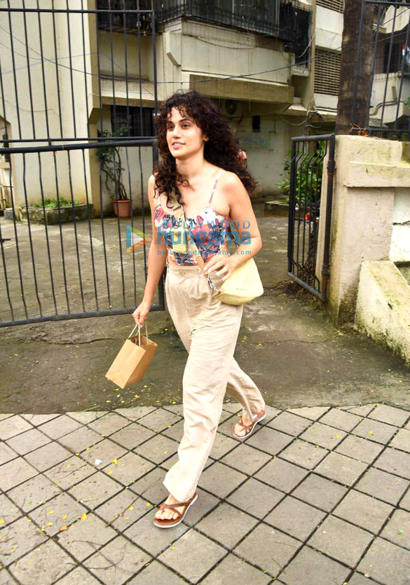 photos taapsee pannu snapped at kromakay salon in juhu 3 3