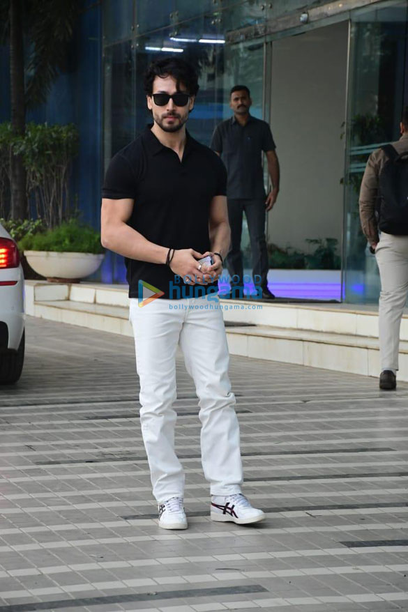 photos tiger shroff ahan shetty and vidyut jammwal snapped in andheri 6