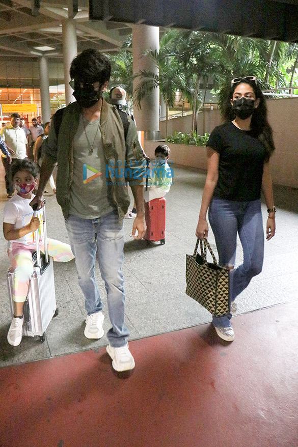 photos varun dhawan natasha dalal shahid kapoor and mira rajput snapped at the airport 2