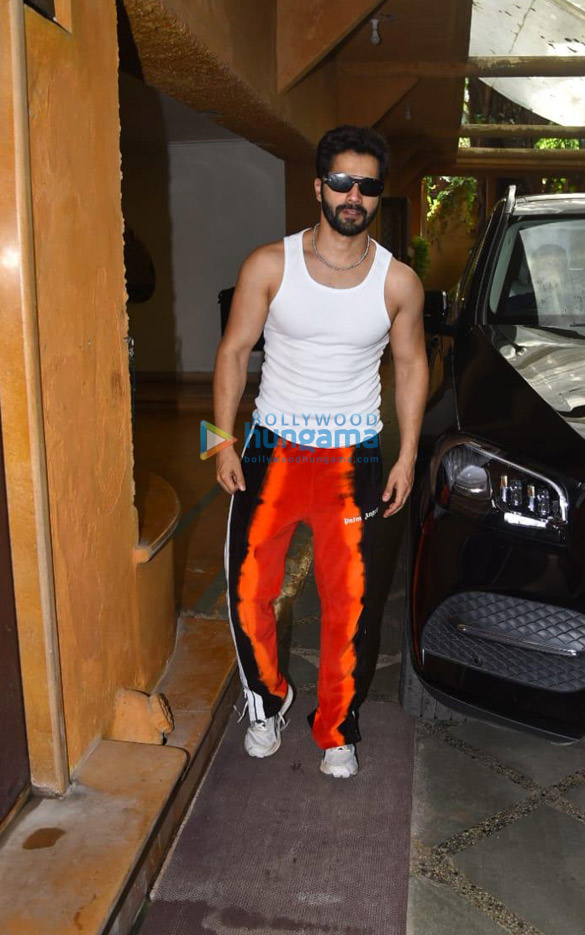 photos varun dhawan snapped at a dance class in juhu 2 3