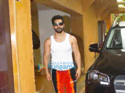 Photos: Varun Dhawan snapped at a dance class in Juhu