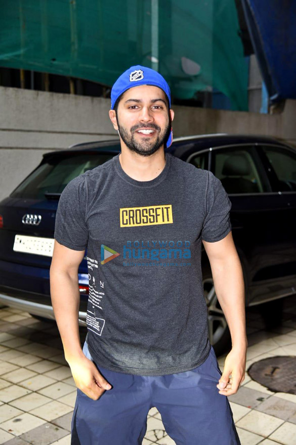 photos varun dhawan snapped in juhu 2 6