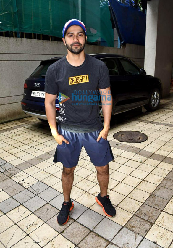 photos varun dhawan snapped in juhu 3 7