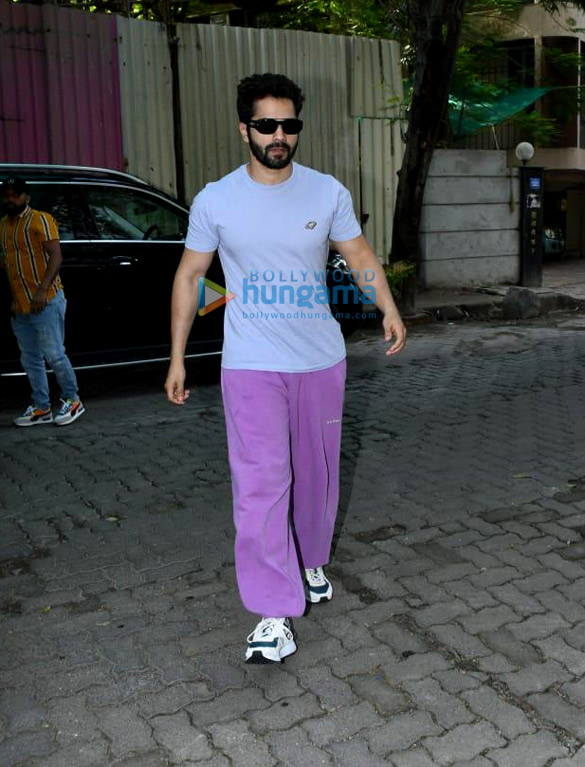 photos varun dhawan snapped with wife natasha dalal in juhu 6
