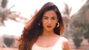 Sonal Chauhan hypnotizes us with her beauty
