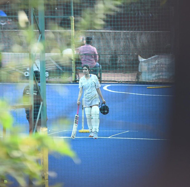 Janhvi Kapoor resumes cricket training for Mr. and Mrs. Mahi, see photos Janhvi Kapoor resumes cricket training for Mr. and Mrs. Mahi, see photos