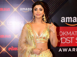 Akanksha Puri flashes her cute dimpled smile for paps