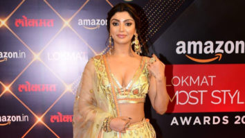 Akanksha Puri flashes her cute dimpled smile for paps