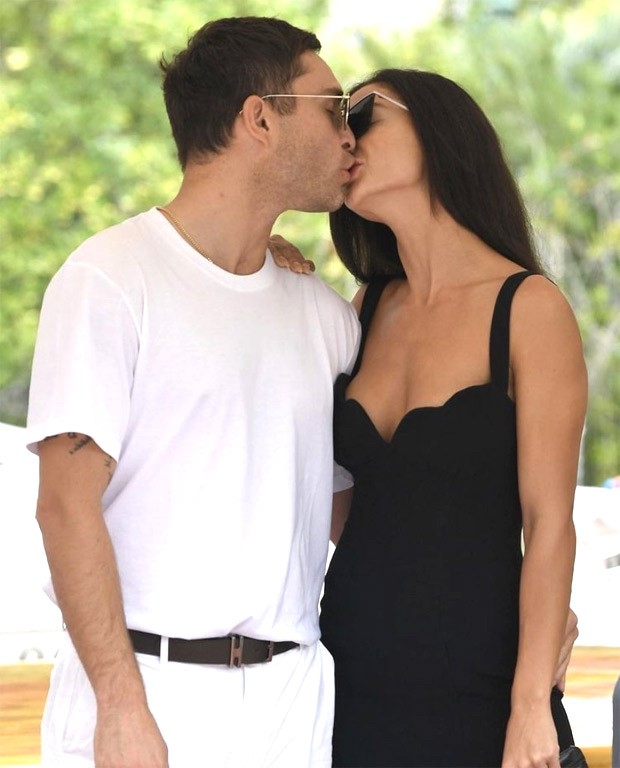 Amy Jackson and Ed Westwick kiss before boat ride in Venice, see pics