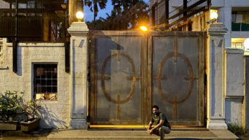 Comedian Hasan Minhaj poses in front of Shah Rukh Khan’s bungalow Mannat in Mumbai: ‘He didn’t answer tho’