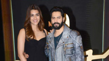 Kriti Sanon poses along with ‘Bhediya’ co-star Varun Dhawan