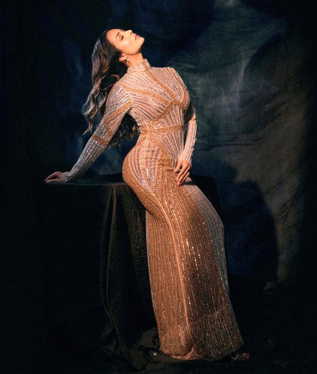 Malaika Arora exudes glitz and glam in a gold shimmering body-con gown 