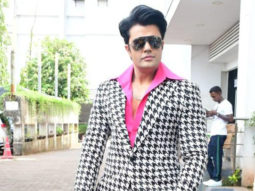 Maniesh Paul dressed up like a 90s hero