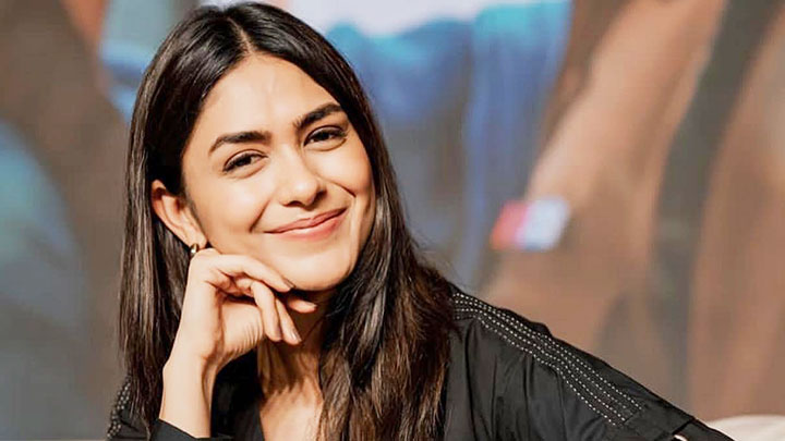 Mrunal Thakur: “We did not have plans of dubbing Sita Ramam in Hindi, but…” | Dulquer Salmaan Mrunal Thakur: “We did not have plans of dubbing Sita Ramam in Hindi, but…” | Dulquer Salmaan