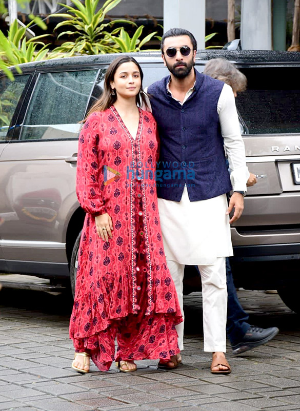 photos alia bhatt ranbir kapoor and ayan mukerji snapped at the mumbai airport 1