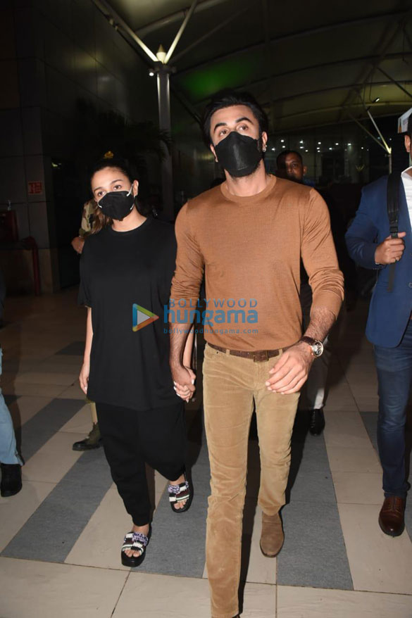 photos alia bhatt and ranbir kapoor snapped at the airport 5