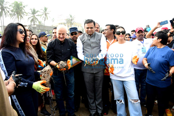 photos anupam kher and parineeti chopra snapped participating in the beach cleanup drive in juhu 1