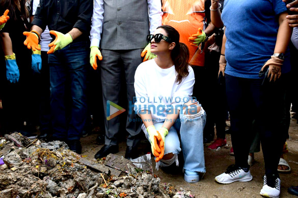 photos anupam kher and parineeti chopra snapped participating in the beach cleanup drive in juhu 5