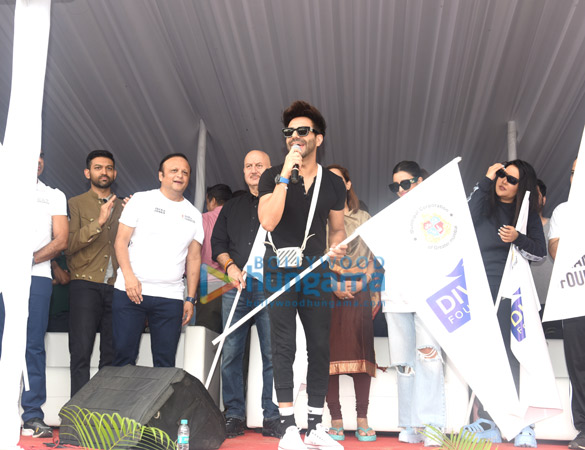 photos anupam kher and parineeti chopra snapped participating in the beach cleanup drive in juhu 7