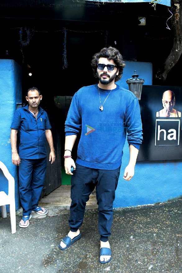 photos arjun kapoor spotted outside hakims aalim salon in khar 2