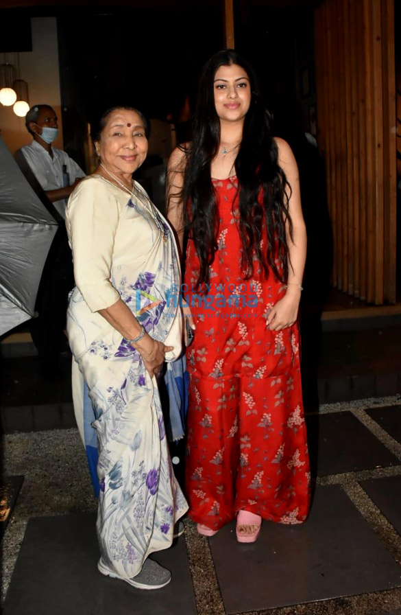 photos asha bhosle and zanai bhosle snapped at mizu in bandra 2