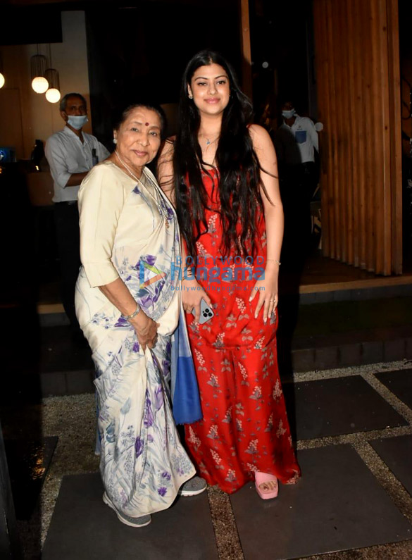 photos asha bhosle and zanai bhosle snapped at mizu in bandra 3