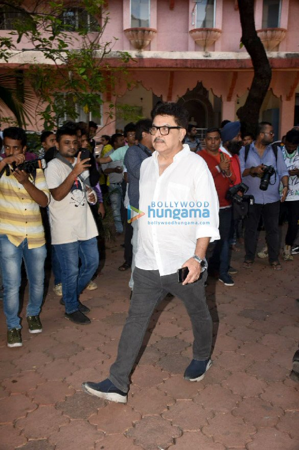 photos celebs attend late raju srivastavas prayer meet 6