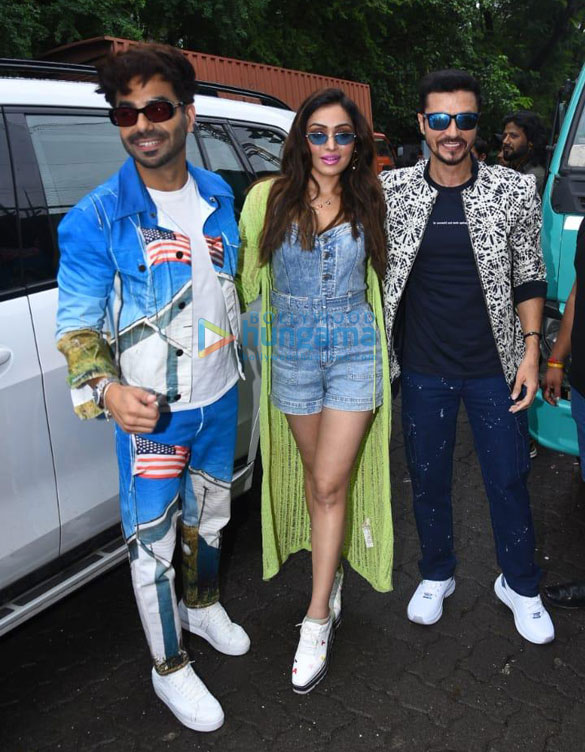 photos darshan kumaar aparshakti khurana and khushalii kumar snapped promoting their film dhokha round d corner in juhu 2