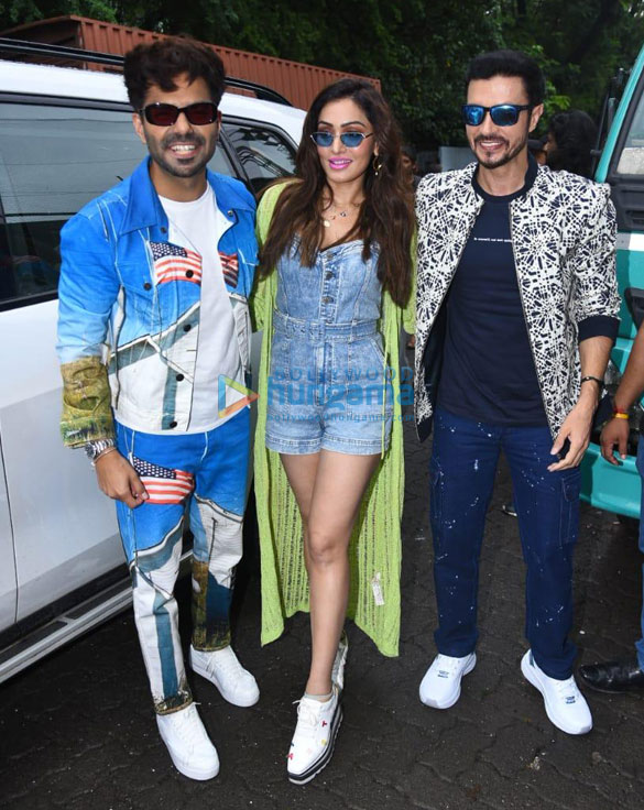 photos darshan kumaar aparshakti khurana and khushalii kumar snapped promoting their film dhokha round d corner in juhu 3