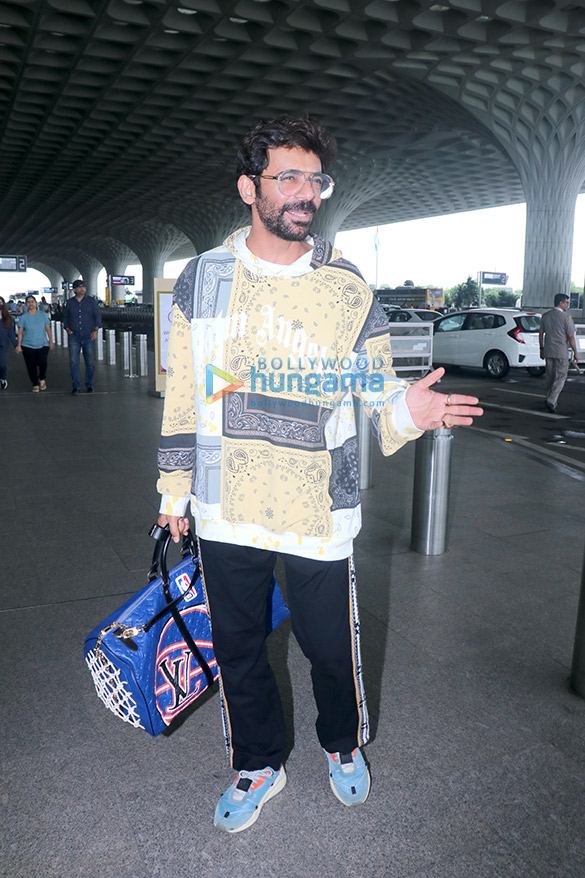 photos deepika padukone parineeti chopra vicky kaushal and others snapped at the airport 2