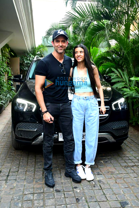 photos hrithik roshan and saba azad snapped in juhu 4
