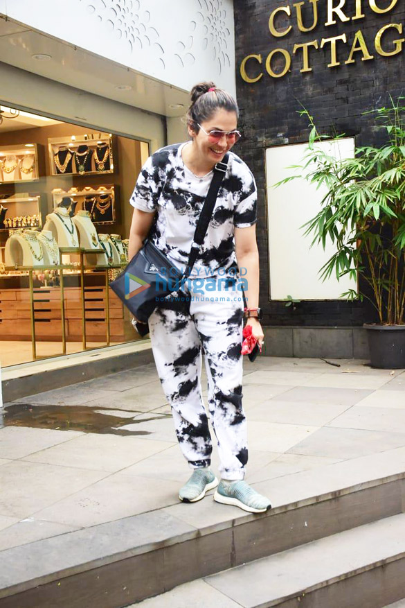 photos isha koppikar snapped in bandra 3 2