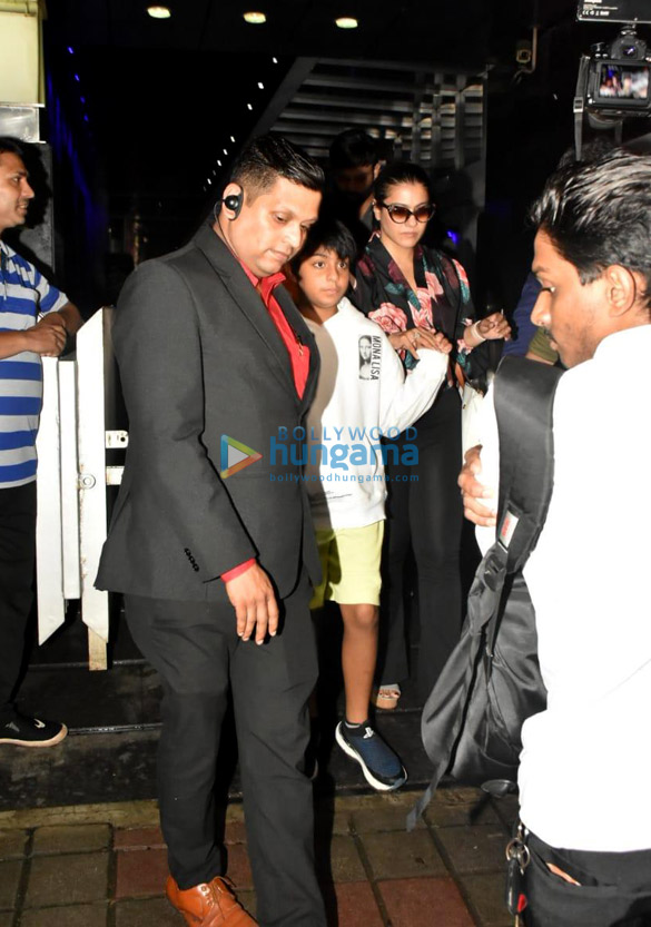 photos kajol snapped with her son in bandra 1