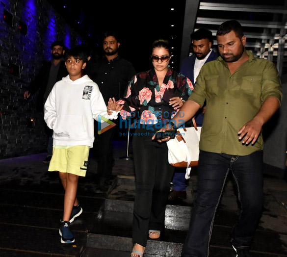 photos kajol snapped with her son in bandra 4