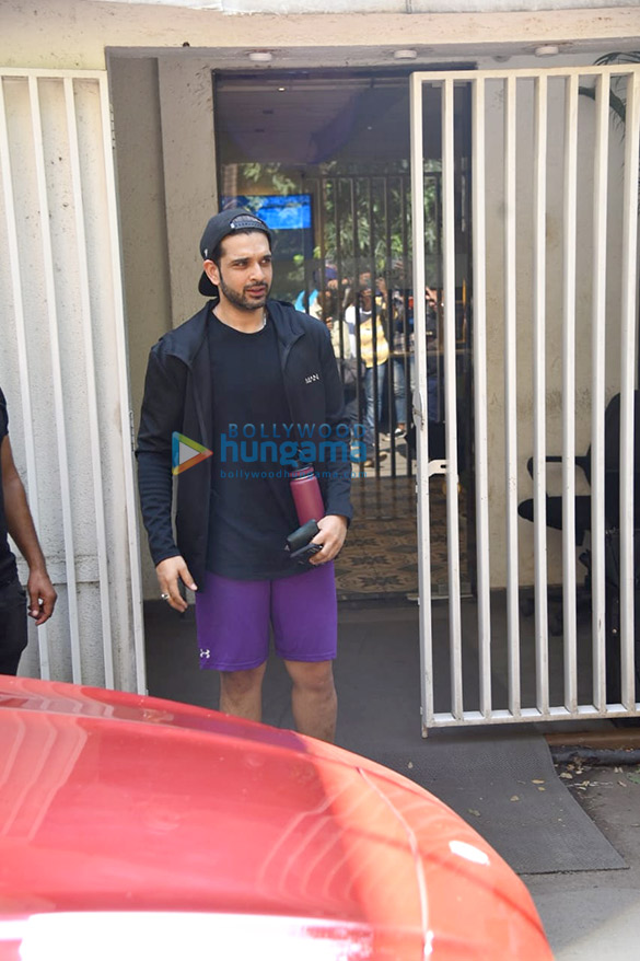Photos: Karan Kundrra snapped at a gym in Juhu Photos: Karan Kundrra snapped at a gym in Juhu