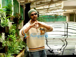 Photos: Kartik Aaryan snapped outside a dubbing studio in Juhu