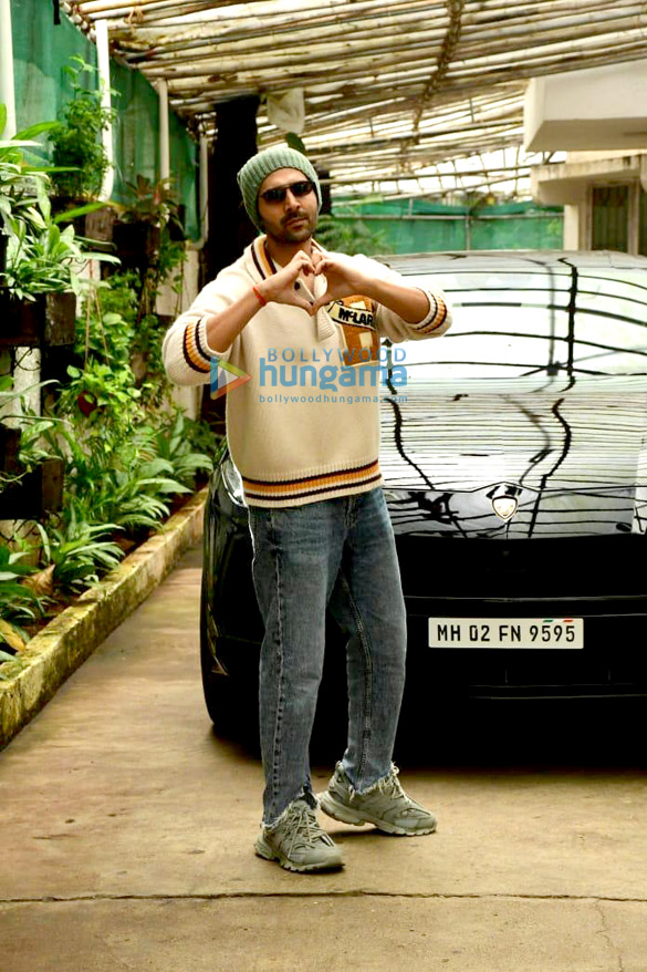 photos kartik aaryan snapped outside a dubbing studio in juhu 1