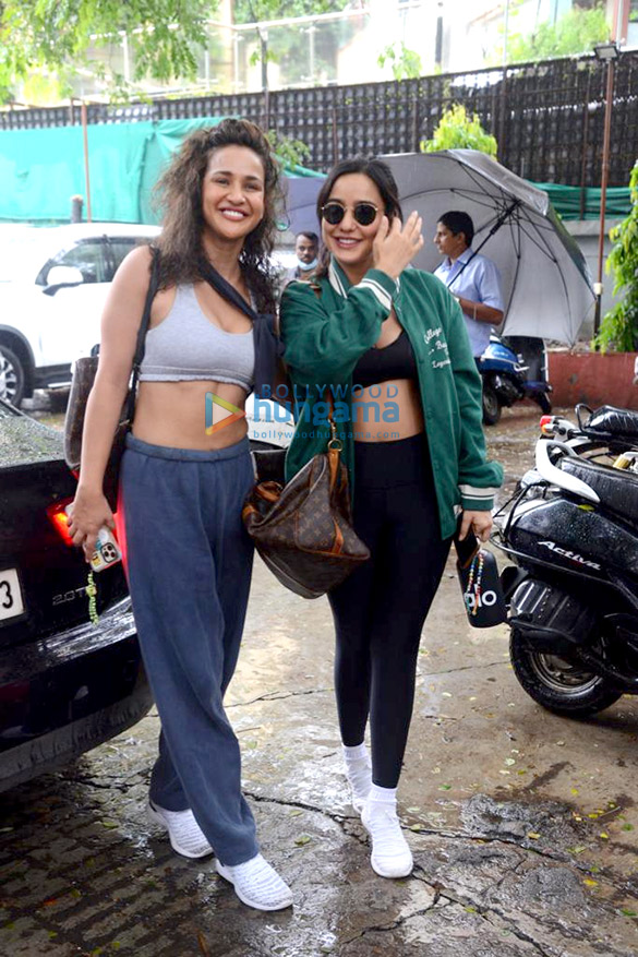 photos neha sharma and aisha sharma spotted at the gym in bandra 4 4