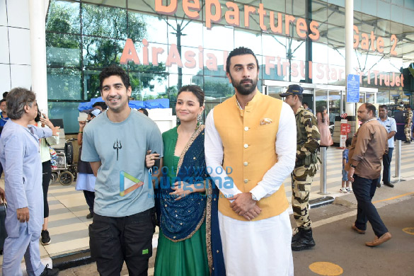 Photos: Ranbir Kapoor, Alia Bhatt and Ayan Mukerji snapped at the airport Photos: Ranbir Kapoor, Alia Bhatt and Ayan Mukerji snapped at the airport