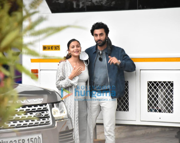 photos ranbir kapoor and alia bhatt snapped at kalina airport 2
