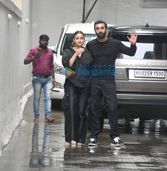 photos ranbir kapoor and alia bhatt snapped at the dharma productions office 2