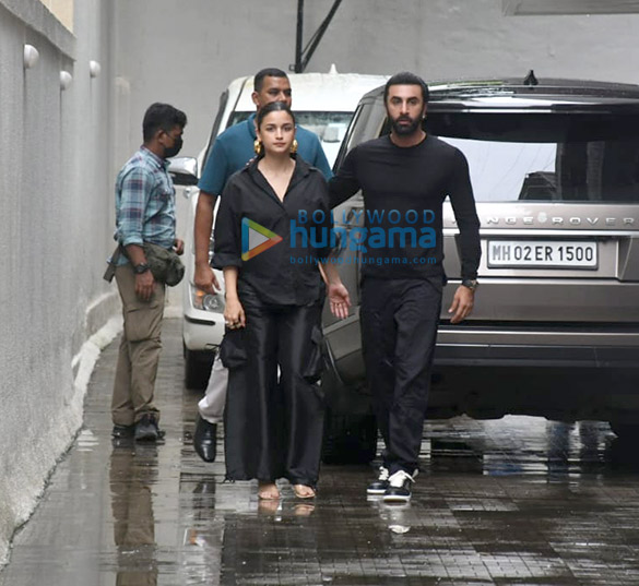 photos ranbir kapoor and alia bhatt snapped at the dharma productions office 3